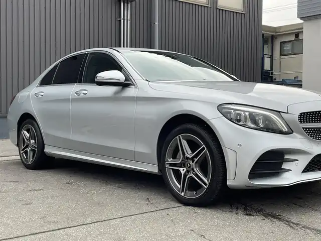 メルセデス・ベンツ Ｃ２００ 4マチック AVG AMGライン 青森県 2019(平31)年 4万km イリジウムシルバー 純正ナビ/(フルセグTV/Bluetooth/AM/FM)/Apple Carplay/アクティブクルーズコントロール/バックカメラ/電動リアゲート/前席メモリー付きパワーシート/前席シートヒーター/レザーシート/ブラインドスポットモニター/パドルシフト/ステアリングスイッチ/アンビエントライト/前後コーナーセンサー/木目調パネル/レーンキープアシスト/純正LEDフォグランプ/純正アルミホイール/純正フロアマット/ETC/4WD/USB入力端子/オートライト/プッシュエンジンスタート