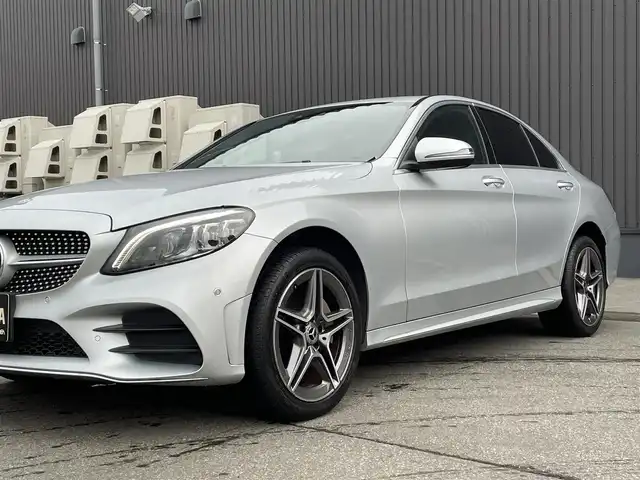 メルセデス・ベンツ Ｃ２００ 4マチック AVG AMGライン 青森県 2019(平31)年 4万km イリジウムシルバー 純正ナビ/(フルセグTV/Bluetooth/AM/FM)/Apple Carplay/アクティブクルーズコントロール/バックカメラ/電動リアゲート/前席メモリー付きパワーシート/前席シートヒーター/レザーシート/ブラインドスポットモニター/パドルシフト/ステアリングスイッチ/アンビエントライト/前後コーナーセンサー/木目調パネル/レーンキープアシスト/純正LEDフォグランプ/純正アルミホイール/純正フロアマット/ETC/4WD/USB入力端子/オートライト/プッシュエンジンスタート