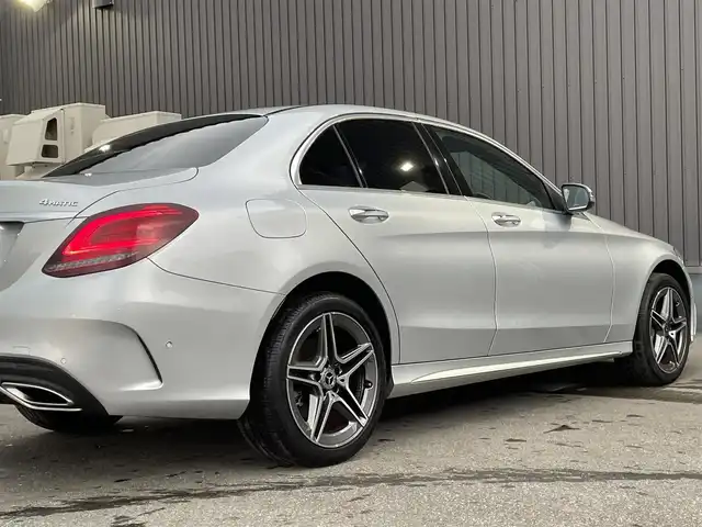 メルセデス・ベンツ Ｃ２００ 4マチック AVG AMGライン 青森県 2019(平31)年 4万km イリジウムシルバー 純正ナビ/(フルセグTV/Bluetooth/AM/FM)/Apple Carplay/アクティブクルーズコントロール/バックカメラ/電動リアゲート/前席メモリー付きパワーシート/前席シートヒーター/レザーシート/ブラインドスポットモニター/パドルシフト/ステアリングスイッチ/アンビエントライト/前後コーナーセンサー/木目調パネル/レーンキープアシスト/純正LEDフォグランプ/純正アルミホイール/純正フロアマット/ETC/4WD/USB入力端子/オートライト/プッシュエンジンスタート