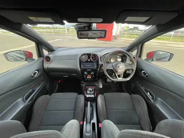 日産 ノート e－パワー ニスモ 佐賀県 2018(平30)年 6万km スーパーブラック NISMOエアロ/純正SDナビゲーション/・フルセグTV/CD/DVD/Bluetooth/アラウンドビューモニター/ドライブレコーダー一体型インテリジェントルームミラー/ETC/革巻きステアリング/ステアリングリモコン/スマートキー×2/プッシュスタート/純正16インチアルミホイール/純正LEDヘッドライト/純正フォグランプ/純正フロアマット/インテリジェントエマージェンシーブレーキ/・踏み間違い衝突防止アシスト/・LDW（車線逸脱警報）/・ハイビームアシスト/・標識検知機能/・ヒルスタートアシスト/・インテリジェントDA（ふらつき警報）