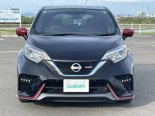 日産 ノート e－パワー ニスモ 佐賀県 2018(平30)年 6万km スーパーブラック NISMOエアロ/純正SDナビゲーション/・フルセグTV/CD/DVD/Bluetooth/アラウンドビューモニター/ドライブレコーダー一体型インテリジェントルームミラー/ETC/革巻きステアリング/ステアリングリモコン/スマートキー×2/プッシュスタート/純正16インチアルミホイール/純正LEDヘッドライト/純正フォグランプ/純正フロアマット/インテリジェントエマージェンシーブレーキ/・踏み間違い衝突防止アシスト/・LDW（車線逸脱警報）/・ハイビームアシスト/・標識検知機能/・ヒルスタートアシスト/・インテリジェントDA（ふらつき警報）