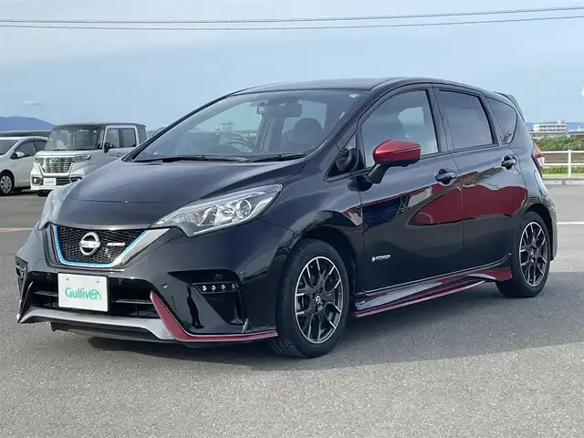 日産 ノート e－パワー ニスモ 佐賀県 2018(平30)年 6万km スーパーブラック NISMOエアロ/純正SDナビゲーション/・フルセグTV/CD/DVD/Bluetooth/アラウンドビューモニター/ドライブレコーダー一体型インテリジェントルームミラー/ETC/革巻きステアリング/ステアリングリモコン/スマートキー×2/プッシュスタート/純正16インチアルミホイール/純正LEDヘッドライト/純正フォグランプ/純正フロアマット/インテリジェントエマージェンシーブレーキ/・踏み間違い衝突防止アシスト/・LDW（車線逸脱警報）/・ハイビームアシスト/・標識検知機能/・ヒルスタートアシスト/・インテリジェントDA（ふらつき警報）