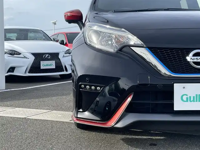 日産 ノート e－パワー ニスモ 佐賀県 2018(平30)年 6万km スーパーブラック NISMOエアロ/純正SDナビゲーション/・フルセグTV/CD/DVD/Bluetooth/アラウンドビューモニター/ドライブレコーダー一体型インテリジェントルームミラー/ETC/革巻きステアリング/ステアリングリモコン/スマートキー×2/プッシュスタート/純正16インチアルミホイール/純正LEDヘッドライト/純正フォグランプ/純正フロアマット/インテリジェントエマージェンシーブレーキ/・踏み間違い衝突防止アシスト/・LDW（車線逸脱警報）/・ハイビームアシスト/・標識検知機能/・ヒルスタートアシスト/・インテリジェントDA（ふらつき警報）