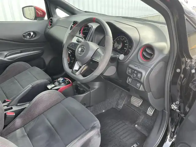 日産 ノート e－パワー ニスモ 佐賀県 2018(平30)年 6万km スーパーブラック NISMOエアロ/純正SDナビゲーション/・フルセグTV/CD/DVD/Bluetooth/アラウンドビューモニター/ドライブレコーダー一体型インテリジェントルームミラー/ETC/革巻きステアリング/ステアリングリモコン/スマートキー×2/プッシュスタート/純正16インチアルミホイール/純正LEDヘッドライト/純正フォグランプ/純正フロアマット/インテリジェントエマージェンシーブレーキ/・踏み間違い衝突防止アシスト/・LDW（車線逸脱警報）/・ハイビームアシスト/・標識検知機能/・ヒルスタートアシスト/・インテリジェントDA（ふらつき警報）