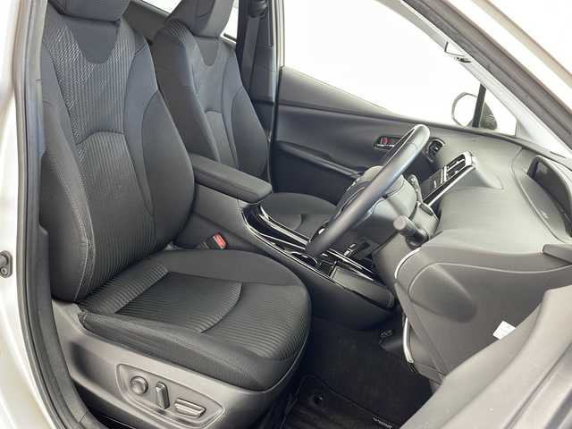 トヨタ プリウス A 沖縄県 2019(令1)年 5.8万km スティールブロンドM 純正９型ナビ(NSZT-Y68T)/(フルセグＴＶ　ＤＶＤ再生　ＢＴ接続)/バックカメラ　/トヨタセーフティセンス　/レーダークルーズコントロール　/ＨＵＤ　/ＢＳＭ　/クリアランスソナー　/パワーシート　/ビルトインＥＴＣ　/ＬＥＤオートライト