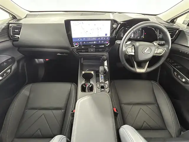 レクサス ＮＸ 250 バージョンL 佐賀県 2023(令5)年 0.6万km ソニッククォーツ ワンオーナー/純正14インチディスプレイオーディオ/フルセグTV/Bluetooth/Androidauto/Applecarplay/サンルーフ/デジタルインナールームミラー/全方位カメラ/衝突被害軽減システム/レーダークルーズコントロール/レーンアシスト/ブラインドスポットモニター/パーキングサポートブレーキ/電子パーキング/ブレーキホールド/クリアランスソナー/オートライト/オートマチックハイビーム/3眼LEDヘッドライト/LEDフォグライト/ビルトインETC2.0/純正前後ドライブレコーダー/ヘッドアップディスプレイ/パワーバックドア/後席電動格納シート/運転席・助手席パワーシート/運転席・助手席シートヒーター/運転席・助手席エアシート/レザーシート/メモリーシート/純正20インチアルミホイール/純正フロアマット/カードキー×１