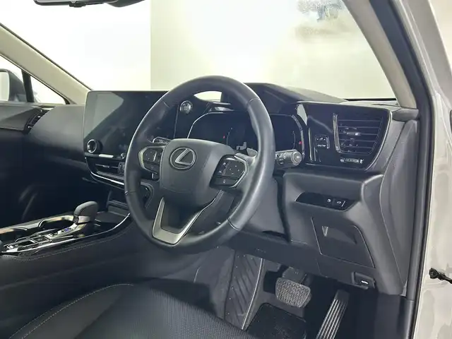 レクサス ＮＸ 250 バージョンL 佐賀県 2023(令5)年 0.6万km ソニッククォーツ ワンオーナー/純正14インチディスプレイオーディオ/フルセグTV/Bluetooth/Androidauto/Applecarplay/サンルーフ/デジタルインナールームミラー/全方位カメラ/衝突被害軽減システム/レーダークルーズコントロール/レーンアシスト/ブラインドスポットモニター/パーキングサポートブレーキ/電子パーキング/ブレーキホールド/クリアランスソナー/オートライト/オートマチックハイビーム/3眼LEDヘッドライト/LEDフォグライト/ビルトインETC2.0/純正前後ドライブレコーダー/ヘッドアップディスプレイ/パワーバックドア/後席電動格納シート/運転席・助手席パワーシート/運転席・助手席シートヒーター/運転席・助手席エアシート/レザーシート/メモリーシート/純正20インチアルミホイール/純正フロアマット/カードキー×１