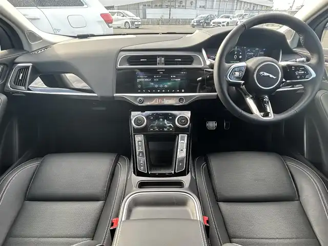 ジャガー Ｉペース SE 福岡県 2020(令2)年 0.2万km ユーロンホワイト ドライブパック　/アダプティブクルーズコントロール/ブラインドスポットモニター/レーンキープアシスト/ガラスルーフ　/黒革シート/前席シートヒーター/純正ナビ　/Ａｐｐｌｅｃａｒｐｌａｙ/ａｎｄｒｏｉｄａｕｔｏ　/Ｂｌｕｅｔｏｏｔｈ　/バックカメラ　/全方位カメラ/エアーサスペンション/LEDヘッドライト/ETC2.0