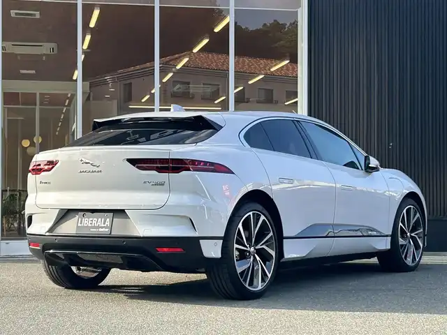 ジャガー Ｉペース SE 福岡県 2020(令2)年 0.2万km ユーロンホワイト ドライブパック　/アダプティブクルーズコントロール/ブラインドスポットモニター/レーンキープアシスト/ガラスルーフ　/黒革シート/前席シートヒーター/純正ナビ　/Ａｐｐｌｅｃａｒｐｌａｙ/ａｎｄｒｏｉｄａｕｔｏ　/Ｂｌｕｅｔｏｏｔｈ　/バックカメラ　/全方位カメラ/エアーサスペンション/LEDヘッドライト/ETC2.0