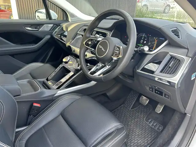 ジャガー Ｉペース SE 福岡県 2020(令2)年 0.2万km ユーロンホワイト ドライブパック　/アダプティブクルーズコントロール/ブラインドスポットモニター/レーンキープアシスト/ガラスルーフ　/黒革シート/前席シートヒーター/純正ナビ　/Ａｐｐｌｅｃａｒｐｌａｙ/ａｎｄｒｏｉｄａｕｔｏ　/Ｂｌｕｅｔｏｏｔｈ　/バックカメラ　/全方位カメラ/エアーサスペンション/LEDヘッドライト/ETC2.0