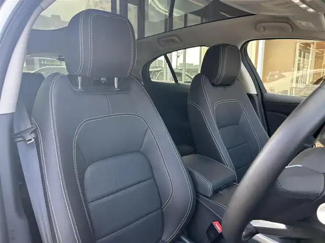 ジャガー Ｉペース SE 福岡県 2020(令2)年 0.2万km ユーロンホワイト ドライブパック　/アダプティブクルーズコントロール/ブラインドスポットモニター/レーンキープアシスト/ガラスルーフ　/黒革シート/前席シートヒーター/純正ナビ　/Ａｐｐｌｅｃａｒｐｌａｙ/ａｎｄｒｏｉｄａｕｔｏ　/Ｂｌｕｅｔｏｏｔｈ　/バックカメラ　/全方位カメラ/エアーサスペンション/LEDヘッドライト/ETC2.0