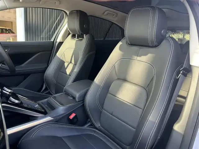 ジャガー Ｉペース SE 福岡県 2020(令2)年 0.2万km ユーロンホワイト ドライブパック　/アダプティブクルーズコントロール/ブラインドスポットモニター/レーンキープアシスト/ガラスルーフ　/黒革シート/前席シートヒーター/純正ナビ　/Ａｐｐｌｅｃａｒｐｌａｙ/ａｎｄｒｏｉｄａｕｔｏ　/Ｂｌｕｅｔｏｏｔｈ　/バックカメラ　/全方位カメラ/エアーサスペンション/LEDヘッドライト/ETC2.0