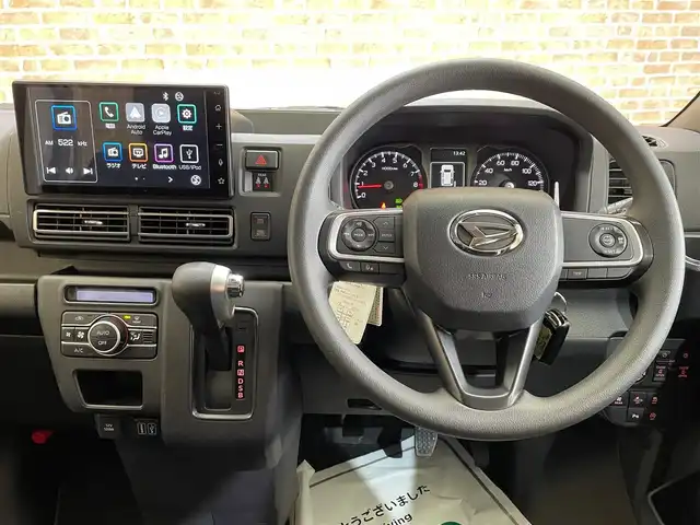 ダイハツ アトレー バン デッキバン 岩手県 2022(令4)年 1.1万km オフビートカーキM ４WD/両側パワースライドドア/スマートアシスト/衝突被害軽減ブレーキ/コーナーセンサー/レーンアシスト/クルーズコントロール/横滑り防止装置/アイドリングストップ/バックカメラ/純正ディスプレイオーディオ（Bluetooth USB フルセグ AndroidAUTO AppleCarPlay HDMI）/オートハイビーム/オートライト/オートエアコン/ステアリングスイッチ/ETC/ドアミラーウインカー