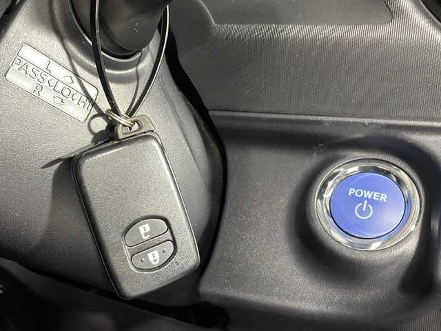 トヨタ アクア G 沖縄県 2016(平28)年 6.2万km コバルトブルーメタリック 県外仕入/禁煙車/スマートキー/プッシュスタート/純正ナビ/(CD/DVD/フルセグ/Bluetooth)/セーフティセンス/LKA（レーンキープアシスト）/バックカメラ/純正ドライブレコーダー/コーナーセンサー/革巻きステアリング/ステアリングリモコン/クルーズコントロール/オートライト/オートマチックハイビーム/純正フロアマット/ドアバイザー