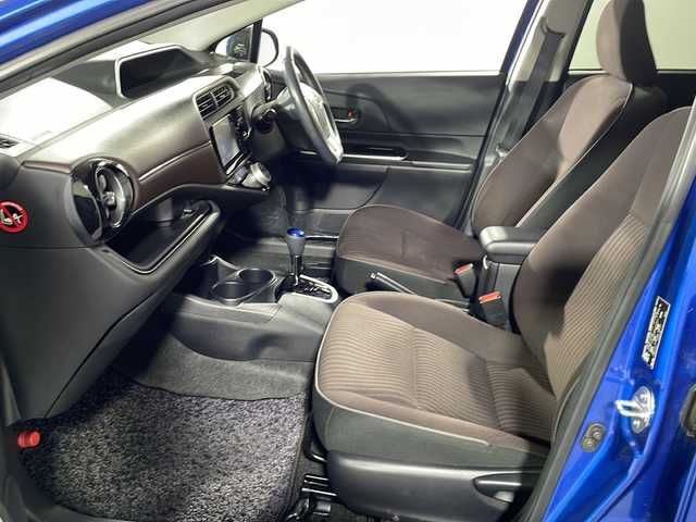 トヨタ アクア G 沖縄県 2016(平28)年 6.2万km コバルトブルーメタリック 県外仕入/禁煙車/スマートキー/プッシュスタート/純正ナビ/(CD/DVD/フルセグ/Bluetooth)/セーフティセンス/LKA（レーンキープアシスト）/バックカメラ/純正ドライブレコーダー/コーナーセンサー/革巻きステアリング/ステアリングリモコン/クルーズコントロール/オートライト/オートマチックハイビーム/純正フロアマット/ドアバイザー
