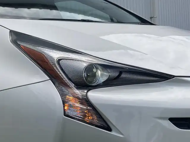 トヨタ プリウス A 香川県 2016(平28)年 5万km ホワイトパールクリスタルシャイン 登録時走行距離：49473km/エクリプスSDナビ/　CD DVD BT フルセグTV/バックカメラ/エアロ（フロント・サイド・リアアンダー）/プリクラッシュセーフティシステム/レーンキープアシスト/レーダークルーズコントロール/クリアランスソナー/パーキングアシスト/ブラインドスポットモニター/ヘッドアップディスプレイ/オートハイビーム/オートライト/フォグランプ/横滑り防止装置/ETC/PWオールオート/ドアロック連動式オートリトラクタブルドアミラー/電動格納ウィンカーミラー/ドアバイザー/純正フロアマット/ISOFIX/ETC/革巻きステアリング/ステアリングスイッチ/プッシュスタート/スマートキー