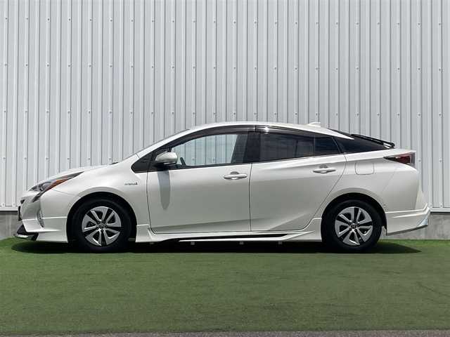 トヨタ プリウス A 香川県 2016(平28)年 5万km ホワイトパールクリスタルシャイン 登録時走行距離：49473km/エクリプスSDナビ/　CD DVD BT フルセグTV/バックカメラ/エアロ（フロント・サイド・リアアンダー）/プリクラッシュセーフティシステム/レーンキープアシスト/レーダークルーズコントロール/クリアランスソナー/パーキングアシスト/ブラインドスポットモニター/ヘッドアップディスプレイ/オートハイビーム/オートライト/フォグランプ/横滑り防止装置/ETC/PWオールオート/ドアロック連動式オートリトラクタブルドアミラー/電動格納ウィンカーミラー/ドアバイザー/純正フロアマット/ISOFIX/ETC/革巻きステアリング/ステアリングスイッチ/プッシュスタート/スマートキー