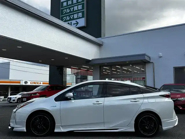 トヨタ プリウス A プレミアム　ツーリングセレ 熊本県 2016(平28)年 9.2万km ホワイトパールクリスタルシャイン フルエアロ/4WD/純正9インチナビ（DSZT-YC4T）/【フルセグTV／CD／DVD/BT】/バックカメラ　/レーダークルーズコントロール/プリクラッシュセーフティ/レーンキープアシスト/オートLEDヘッドライト　/オートハイビーム/黒革シート/D席パワーシート/前席シートヒーター/社外17インチAW/ETC/ドライブレコーダー　/オートエアコン