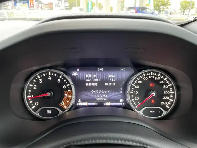 クライスラー・ジープ ジープ レネゲード リミテッド 三重県 2020(令2)年 3.9万km ブラック 登録時38677km/黒革シート/ルーフレール/禁煙車/純正ナビ/（AM/FM/TV/Bluetooth）/ワンセグTV/バックカメラ/ETC2.0/クルーズコントロール/純正ドラレコ（前後）/パワーシート/シートヒーター/ステアリングスイッチ/ステアリングヒーター/衝突軽減システム/車線逸脱防止機能/BSM/コーナーセンサー/プッシュスタート/純正フロアマット/純正アルミ/スペアキー