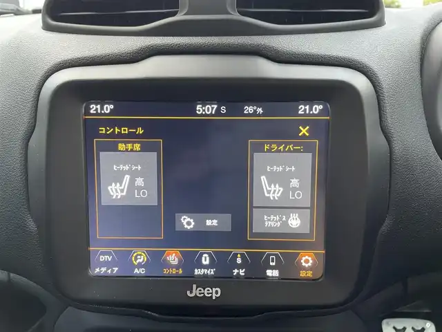 クライスラー・ジープ ジープ レネゲード リミテッド 三重県 2020(令2)年 3.9万km ブラック 登録時38677km/黒革シート/ルーフレール/禁煙車/純正ナビ/（AM/FM/TV/Bluetooth）/ワンセグTV/バックカメラ/ETC2.0/クルーズコントロール/純正ドラレコ（前後）/パワーシート/シートヒーター/ステアリングスイッチ/ステアリングヒーター/衝突軽減システム/車線逸脱防止機能/BSM/コーナーセンサー/プッシュスタート/純正フロアマット/純正アルミ/スペアキー