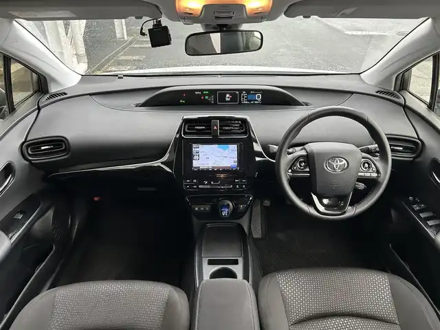 トヨタ プリウス S 静岡県 2019(令1)年 3.4万km スーパーホワイトⅡ トヨタセーフティセンス/Ｓｔｒａｄａメモリナビ/ＴＶ/ＢＴオーディオ/バックカメラ/ドラレコ/ビルトインＥＴＣ/エアロ付（ＦＳＲ）/追従機能付クルコン/前後コーナーセンサー/ＬＴＡ(レーントレーシングアシスト)/PKSB(パーキングサポートブレーキ)/オートライト/LEDヘッドライト/オートエアコン/盗難防止装置/純正15AW