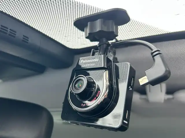 トヨタ プリウス S 静岡県 2019(令1)年 3.4万km スーパーホワイトⅡ トヨタセーフティセンス/Ｓｔｒａｄａメモリナビ/ＴＶ/ＢＴオーディオ/バックカメラ/ドラレコ/ビルトインＥＴＣ/エアロ付（ＦＳＲ）/追従機能付クルコン/前後コーナーセンサー/ＬＴＡ(レーントレーシングアシスト)/PKSB(パーキングサポートブレーキ)/オートライト/LEDヘッドライト/オートエアコン/盗難防止装置/純正15AW