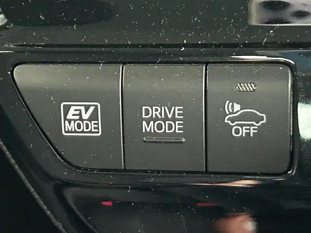 トヨタ プリウス S 静岡県 2019(令1)年 3.4万km スーパーホワイトⅡ トヨタセーフティセンス/Ｓｔｒａｄａメモリナビ/ＴＶ/ＢＴオーディオ/バックカメラ/ドラレコ/ビルトインＥＴＣ/エアロ付（ＦＳＲ）/追従機能付クルコン/前後コーナーセンサー/ＬＴＡ(レーントレーシングアシスト)/PKSB(パーキングサポートブレーキ)/オートライト/LEDヘッドライト/オートエアコン/盗難防止装置/純正15AW