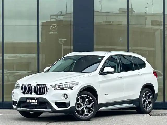 ＢＭＷ Ｘ１ xDrive 20i Xライン 石川県 2015(平27)年 6.2万km パール 純正メモリナビ/（BT／AM／FM／DVD）/バックカメラ/パワーバックドア/インテリジェントセーフティー/パークディスタンスコントロール/オートマチックテールゲート/フットトランクオープナー/コンフォートアクセス/キセノンヘッドライト/オートマチックハイビーム/オートライト/レインセンサー/スピードリミッター/ドライブレコーダー（360度）/ETC2.0/スペアキー2本