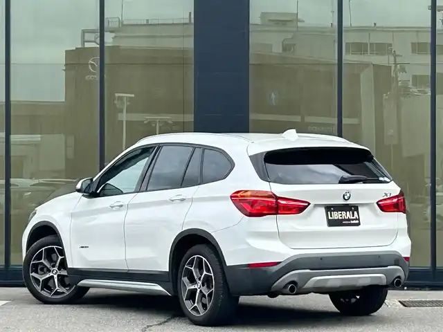 ＢＭＷ Ｘ１ xDrive 20i Xライン 石川県 2015(平27)年 6.2万km パール 純正メモリナビ/（BT／AM／FM／DVD）/バックカメラ/パワーバックドア/インテリジェントセーフティー/パークディスタンスコントロール/オートマチックテールゲート/フットトランクオープナー/コンフォートアクセス/キセノンヘッドライト/オートマチックハイビーム/オートライト/レインセンサー/スピードリミッター/ドライブレコーダー（360度）/ETC2.0/スペアキー2本