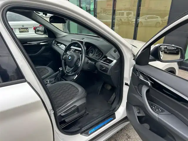 ＢＭＷ Ｘ１ xDrive 20i Xライン 石川県 2015(平27)年 6.2万km パール 純正メモリナビ/（BT／AM／FM／DVD）/バックカメラ/パワーバックドア/インテリジェントセーフティー/パークディスタンスコントロール/オートマチックテールゲート/フットトランクオープナー/コンフォートアクセス/キセノンヘッドライト/オートマチックハイビーム/オートライト/レインセンサー/スピードリミッター/ドライブレコーダー（360度）/ETC2.0/スペアキー2本