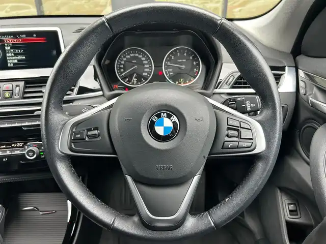 ＢＭＷ Ｘ１ xDrive 20i Xライン 石川県 2015(平27)年 6.2万km パール 純正メモリナビ/（BT／AM／FM／DVD）/バックカメラ/パワーバックドア/インテリジェントセーフティー/パークディスタンスコントロール/オートマチックテールゲート/フットトランクオープナー/コンフォートアクセス/キセノンヘッドライト/オートマチックハイビーム/オートライト/レインセンサー/スピードリミッター/ドライブレコーダー（360度）/ETC2.0/スペアキー2本
