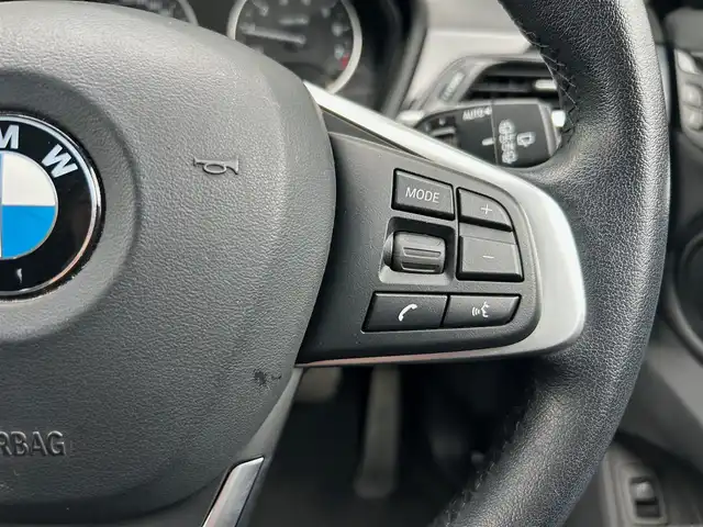 ＢＭＷ Ｘ１ xDrive 20i Xライン 石川県 2015(平27)年 6.2万km パール 純正メモリナビ/（BT／AM／FM／DVD）/バックカメラ/パワーバックドア/インテリジェントセーフティー/パークディスタンスコントロール/オートマチックテールゲート/フットトランクオープナー/コンフォートアクセス/キセノンヘッドライト/オートマチックハイビーム/オートライト/レインセンサー/スピードリミッター/ドライブレコーダー（360度）/ETC2.0/スペアキー2本
