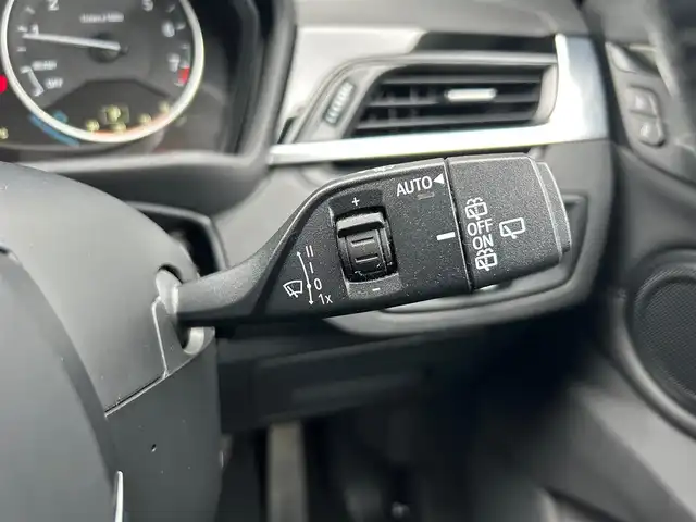 ＢＭＷ Ｘ１ xDrive 20i Xライン 石川県 2015(平27)年 6.2万km パール 純正メモリナビ/（BT／AM／FM／DVD）/バックカメラ/パワーバックドア/インテリジェントセーフティー/パークディスタンスコントロール/オートマチックテールゲート/フットトランクオープナー/コンフォートアクセス/キセノンヘッドライト/オートマチックハイビーム/オートライト/レインセンサー/スピードリミッター/ドライブレコーダー（360度）/ETC2.0/スペアキー2本