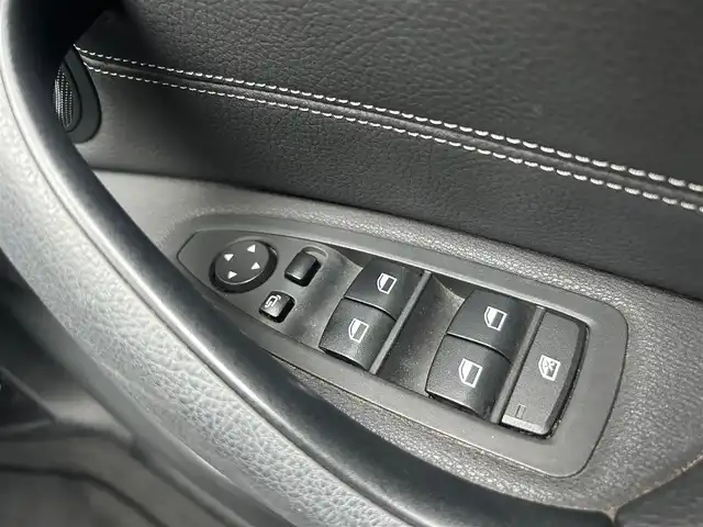 ＢＭＷ Ｘ１ xDrive 20i Xライン 石川県 2015(平27)年 6.2万km パール 純正メモリナビ/（BT／AM／FM／DVD）/バックカメラ/パワーバックドア/インテリジェントセーフティー/パークディスタンスコントロール/オートマチックテールゲート/フットトランクオープナー/コンフォートアクセス/キセノンヘッドライト/オートマチックハイビーム/オートライト/レインセンサー/スピードリミッター/ドライブレコーダー（360度）/ETC2.0/スペアキー2本