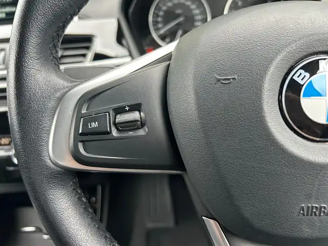 ＢＭＷ Ｘ１ xDrive 20i Xライン 石川県 2015(平27)年 6.2万km パール 純正メモリナビ/（BT／AM／FM／DVD）/バックカメラ/パワーバックドア/インテリジェントセーフティー/パークディスタンスコントロール/オートマチックテールゲート/フットトランクオープナー/コンフォートアクセス/キセノンヘッドライト/オートマチックハイビーム/オートライト/レインセンサー/スピードリミッター/ドライブレコーダー（360度）/ETC2.0/スペアキー2本
