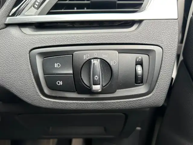 ＢＭＷ Ｘ１ xDrive 20i Xライン 石川県 2015(平27)年 6.2万km パール 純正メモリナビ/（BT／AM／FM／DVD）/バックカメラ/パワーバックドア/インテリジェントセーフティー/パークディスタンスコントロール/オートマチックテールゲート/フットトランクオープナー/コンフォートアクセス/キセノンヘッドライト/オートマチックハイビーム/オートライト/レインセンサー/スピードリミッター/ドライブレコーダー（360度）/ETC2.0/スペアキー2本