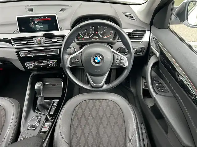 ＢＭＷ Ｘ１ xDrive 20i Xライン 石川県 2015(平27)年 6.2万km パール 純正メモリナビ/（BT／AM／FM／DVD）/バックカメラ/パワーバックドア/インテリジェントセーフティー/パークディスタンスコントロール/オートマチックテールゲート/フットトランクオープナー/コンフォートアクセス/キセノンヘッドライト/オートマチックハイビーム/オートライト/レインセンサー/スピードリミッター/ドライブレコーダー（360度）/ETC2.0/スペアキー2本