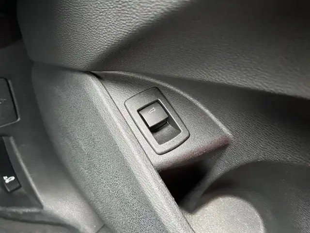 ＢＭＷ Ｘ１ xDrive 20i Xライン 石川県 2015(平27)年 6.2万km パール 純正メモリナビ/（BT／AM／FM／DVD）/バックカメラ/パワーバックドア/インテリジェントセーフティー/パークディスタンスコントロール/オートマチックテールゲート/フットトランクオープナー/コンフォートアクセス/キセノンヘッドライト/オートマチックハイビーム/オートライト/レインセンサー/スピードリミッター/ドライブレコーダー（360度）/ETC2.0/スペアキー2本