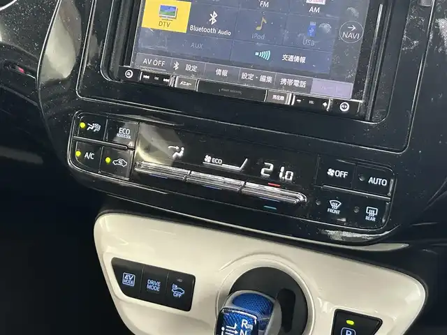 トヨタ プリウス S 静岡県 2017(平29)年 4.2万km スーパーホワイトⅡ トヨタセーフティセンス/カロッツェリアメモリナビ/ＴＶ/ＤＶＤ再生/ＢＴオーディオ/ＥＴＣ/エアロ付（ＦＳＲ）/LEDイルミネーション/ＬＥＤヘッドライト/オートライト/オートエアコン/ドアバイザー/サイドエアバッグ/取扱説明書/純正１５ＡＷ