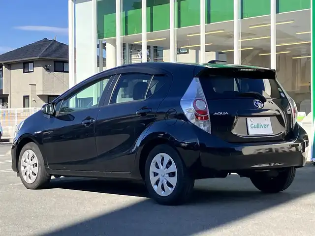 トヨタ アクア S 静岡県 2014(平26)年 5.8万km ブラックマイカ /エンジンスタートボタン/パワーステアリング/パワーウィンドウ/スマートキー/取扱説明書/オートエアコン/アイドリングストップ/ETC/純正ナビ（CD/DVD/BT/フルセグ）/純正フロアマット/布シート/ABS/横滑り防止装置/オートライト/ハロゲン/Wエアバッグ/D席フロアマット不足