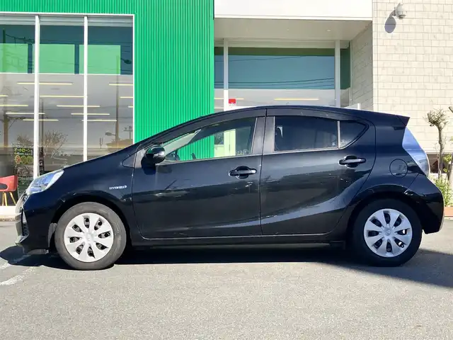 トヨタ アクア S 静岡県 2014(平26)年 5.8万km ブラックマイカ /エンジンスタートボタン/パワーステアリング/パワーウィンドウ/スマートキー/取扱説明書/オートエアコン/アイドリングストップ/ETC/純正ナビ（CD/DVD/BT/フルセグ）/純正フロアマット/布シート/ABS/横滑り防止装置/オートライト/ハロゲン/Wエアバッグ/D席フロアマット不足