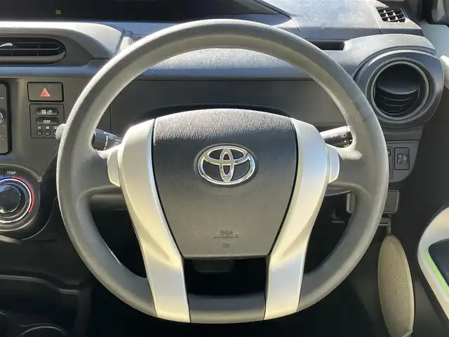 トヨタ アクア S 静岡県 2014(平26)年 5.8万km ブラックマイカ /エンジンスタートボタン/パワーステアリング/パワーウィンドウ/スマートキー/取扱説明書/オートエアコン/アイドリングストップ/ETC/純正ナビ（CD/DVD/BT/フルセグ）/純正フロアマット/布シート/ABS/横滑り防止装置/オートライト/ハロゲン/Wエアバッグ/D席フロアマット不足