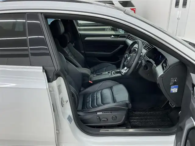 フォルクスワーゲン アルテオン TSI 4モーション Rラインアドバンス 岡山県 2018(平30)年 6万km 白 AndroidAuto/Apple　car　play/ヘッドアップディスプレイ/ACC/シートヒーター（ALL）/ドラレコ（F/R）/ブレーキオートホールド/パークアシスト/バックカメラ/アラウンドビューカメラ/WAC/パドルシフト/サンルーフ/走行モード/DYNAudio/CD/DVD/Bluetooth/AUX/FM/AM