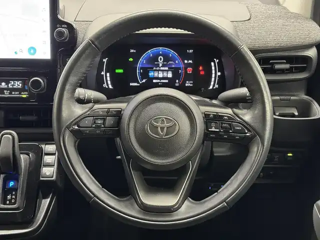 トヨタ シエンタ ハイブリッド Z 三重県 2022(令4)年 5.5万km ホワイトパールクリスタルシャイン ハイブリッド/FF/インパネCVT/純正 10.5インチ『ディスプレイオーディオplus』（ナビ付）/（AM/FM/USB/iPod/Bluetooth/Miracast/CarPlay/AndroidAuto）/【OP】パノラミックビューモニター（床下透過機能付・PKSB後方歩行者）*1/両側ハンズフリーパワースライドドア/ドライブレコーダー前方（ナビ連動）/ETC/Toyota Safety Sense/・プリクラッシュセーフティ/・レーンディパーチャーアラート/・レーダークルーズ（停止保持機能有）/・ブラインドスポットモニター/・プロアクティブドライビングアシスト/・クリアランスソナー（パーキングサポートブレーキ［PKSB］静止物＋後方接近車両）/・リヤクロストラフィックアラート/・リヤカメラディテクション/・ロードサインアシスト/・【OP】アドバンストパーク＋PKSB（周囲静止物）/・アダプティブハイビーム/など/装備/・【OP】シートヒーター＆ステアリングヒーター/・【OP】AC100Vコンセント（1500W）/・【OP】天井サーキュレーター/・オートエアコン/・オートライト/・LEDヘッドランプ/・保/取/・予備スマートキーx1/など