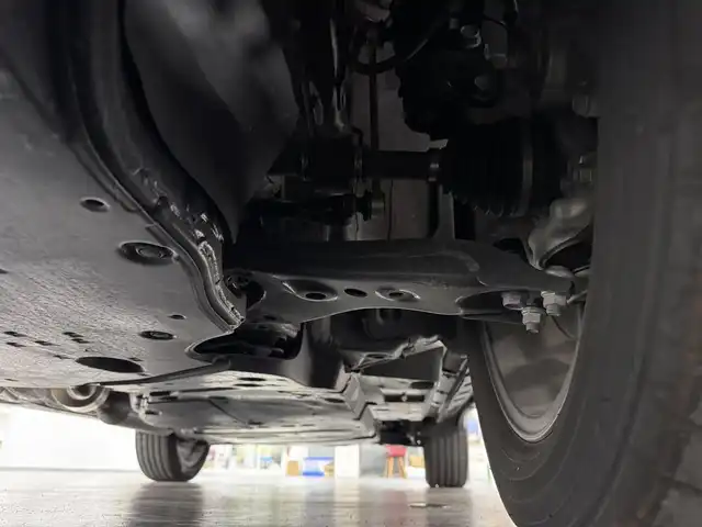 トヨタ ハリアー ハイブリッド Z レザーパッケージ 三重県 2025(令7)年 0.6万km プラチナホワイトパールマイカ ハイブリッド/FF/MTモード付フロアCVT/JBLプレミアムサウンド/12.3インチナビ/（AM/FM/USB/AUX/CarPlay/AndroidAuto/TV/Miracast）/【OP】パノラミックビューモニター/モデリスタエアロ（F/R下）/ドライブレコーダー 前後（電子ミラー内蔵・ナビ連動）/ETC2.0/Toyota Safety Sense/・プリクラッシュセーフティ/・レーントレーシングアシスト/・レーダークルコン/・ブラインドスポットモニター＆リヤクロストラフィックオートブレーキ/・パーキングサポートブレーキ（静止物・後方接近車両）/・アダプティブハイビームシステム/・ロードサインアシスト/・先行車発進告知/など/装備/・【OP】調光パノラマルーフ/・デジタルインナーミラー/・ハンズフリーパワーバックドア/・カラーヘッドアップディスプレイ/・本革シート/・パワーシート［D8way（メモリー・4wayランバーサポート付）/N4way］/・シートヒーター＆ベンチレーション（D/N）/・ステアリングヒーター/・左右独立オートエアコン/・電子パーキングブレーキ＆ブレーキホールド/・純正19inAW/・取/・スマートキーx1/など
