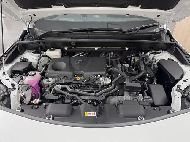トヨタ ハリアー ハイブリッド Z レザーパッケージ 三重県 2025(令7)年 0.6万km プラチナホワイトパールマイカ ハイブリッド/FF/MTモード付フロアCVT/JBLプレミアムサウンド/12.3インチナビ/（AM/FM/USB/AUX/CarPlay/AndroidAuto/TV/Miracast）/【OP】パノラミックビューモニター/モデリスタエアロ（F/R下）/ドライブレコーダー 前後（電子ミラー内蔵・ナビ連動）/ETC2.0/Toyota Safety Sense/・プリクラッシュセーフティ/・レーントレーシングアシスト/・レーダークルコン/・ブラインドスポットモニター＆リヤクロストラフィックオートブレーキ/・パーキングサポートブレーキ（静止物・後方接近車両）/・アダプティブハイビームシステム/・ロードサインアシスト/・先行車発進告知/など/装備/・【OP】調光パノラマルーフ/・デジタルインナーミラー/・ハンズフリーパワーバックドア/・カラーヘッドアップディスプレイ/・本革シート/・パワーシート［D8way（メモリー・4wayランバーサポート付）/N4way］/・シートヒーター＆ベンチレーション（D/N）/・ステアリングヒーター/・左右独立オートエアコン/・電子パーキングブレーキ＆ブレーキホールド/・純正19inAW/・取/・スマートキーx1/など