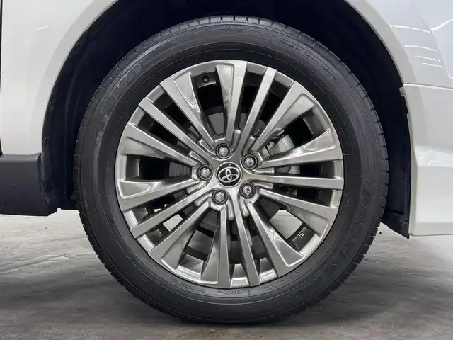 トヨタ ハリアー ハイブリッド Z レザーパッケージ 三重県 2025(令7)年 0.6万km プラチナホワイトパールマイカ ハイブリッド/FF/MTモード付フロアCVT/JBLプレミアムサウンド/12.3インチナビ/（AM/FM/USB/AUX/CarPlay/AndroidAuto/TV/Miracast）/【OP】パノラミックビューモニター/モデリスタエアロ（F/R下）/ドライブレコーダー 前後（電子ミラー内蔵・ナビ連動）/ETC2.0/Toyota Safety Sense/・プリクラッシュセーフティ/・レーントレーシングアシスト/・レーダークルコン/・ブラインドスポットモニター＆リヤクロストラフィックオートブレーキ/・パーキングサポートブレーキ（静止物・後方接近車両）/・アダプティブハイビームシステム/・ロードサインアシスト/・先行車発進告知/など/装備/・【OP】調光パノラマルーフ/・デジタルインナーミラー/・ハンズフリーパワーバックドア/・カラーヘッドアップディスプレイ/・本革シート/・パワーシート［D8way（メモリー・4wayランバーサポート付）/N4way］/・シートヒーター＆ベンチレーション（D/N）/・ステアリングヒーター/・左右独立オートエアコン/・電子パーキングブレーキ＆ブレーキホールド/・純正19inAW/・取/・スマートキーx1/など
