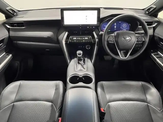 トヨタ ハリアー ハイブリッド Z レザーパッケージ 三重県 2025(令7)年 0.6万km プラチナホワイトパールマイカ ハイブリッド/FF/MTモード付フロアCVT/JBLプレミアムサウンド/12.3インチナビ/（AM/FM/USB/AUX/CarPlay/AndroidAuto/TV/Miracast）/【OP】パノラミックビューモニター/モデリスタエアロ（F/R下）/ドライブレコーダー 前後（電子ミラー内蔵・ナビ連動）/ETC2.0/Toyota Safety Sense/・プリクラッシュセーフティ/・レーントレーシングアシスト/・レーダークルコン/・ブラインドスポットモニター＆リヤクロストラフィックオートブレーキ/・パーキングサポートブレーキ（静止物・後方接近車両）/・アダプティブハイビームシステム/・ロードサインアシスト/・先行車発進告知/など/装備/・【OP】調光パノラマルーフ/・デジタルインナーミラー/・ハンズフリーパワーバックドア/・カラーヘッドアップディスプレイ/・本革シート/・パワーシート［D8way（メモリー・4wayランバーサポート付）/N4way］/・シートヒーター＆ベンチレーション（D/N）/・ステアリングヒーター/・左右独立オートエアコン/・電子パーキングブレーキ＆ブレーキホールド/・純正19inAW/・取/・スマートキーx1/など