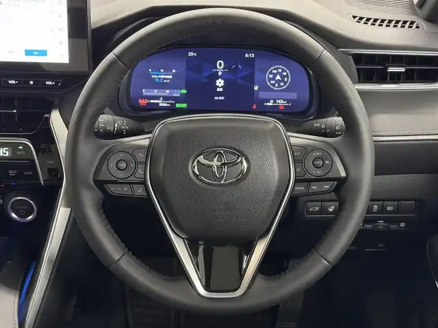 トヨタ ハリアー ハイブリッド Z レザーパッケージ 三重県 2025(令7)年 0.6万km プラチナホワイトパールマイカ ハイブリッド/FF/MTモード付フロアCVT/JBLプレミアムサウンド/12.3インチナビ/（AM/FM/USB/AUX/CarPlay/AndroidAuto/TV/Miracast）/【OP】パノラミックビューモニター/モデリスタエアロ（F/R下）/ドライブレコーダー 前後（電子ミラー内蔵・ナビ連動）/ETC2.0/Toyota Safety Sense/・プリクラッシュセーフティ/・レーントレーシングアシスト/・レーダークルコン/・ブラインドスポットモニター＆リヤクロストラフィックオートブレーキ/・パーキングサポートブレーキ（静止物・後方接近車両）/・アダプティブハイビームシステム/・ロードサインアシスト/・先行車発進告知/など/装備/・【OP】調光パノラマルーフ/・デジタルインナーミラー/・ハンズフリーパワーバックドア/・カラーヘッドアップディスプレイ/・本革シート/・パワーシート［D8way（メモリー・4wayランバーサポート付）/N4way］/・シートヒーター＆ベンチレーション（D/N）/・ステアリングヒーター/・左右独立オートエアコン/・電子パーキングブレーキ＆ブレーキホールド/・純正19inAW/・取/・スマートキーx1/など