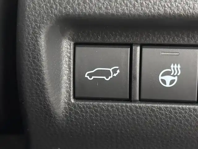 トヨタ ハリアー ハイブリッド Z レザーパッケージ 三重県 2025(令7)年 0.6万km プラチナホワイトパールマイカ ハイブリッド/FF/MTモード付フロアCVT/JBLプレミアムサウンド/12.3インチナビ/（AM/FM/USB/AUX/CarPlay/AndroidAuto/TV/Miracast）/【OP】パノラミックビューモニター/モデリスタエアロ（F/R下）/ドライブレコーダー 前後（電子ミラー内蔵・ナビ連動）/ETC2.0/Toyota Safety Sense/・プリクラッシュセーフティ/・レーントレーシングアシスト/・レーダークルコン/・ブラインドスポットモニター＆リヤクロストラフィックオートブレーキ/・パーキングサポートブレーキ（静止物・後方接近車両）/・アダプティブハイビームシステム/・ロードサインアシスト/・先行車発進告知/など/装備/・【OP】調光パノラマルーフ/・デジタルインナーミラー/・ハンズフリーパワーバックドア/・カラーヘッドアップディスプレイ/・本革シート/・パワーシート［D8way（メモリー・4wayランバーサポート付）/N4way］/・シートヒーター＆ベンチレーション（D/N）/・ステアリングヒーター/・左右独立オートエアコン/・電子パーキングブレーキ＆ブレーキホールド/・純正19inAW/・取/・スマートキーx1/など